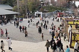 人出の多い境内